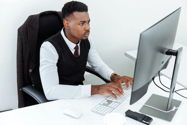 Joven abogado haciendo contratos inteligentes en su computadora.